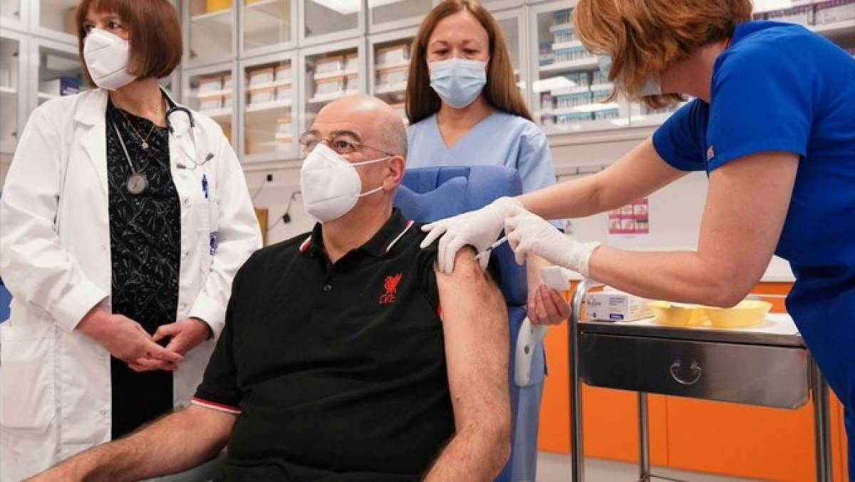 Εμβολιάστηκαν Δένδιας, Μηταράκης, Κουμουτσάκος
