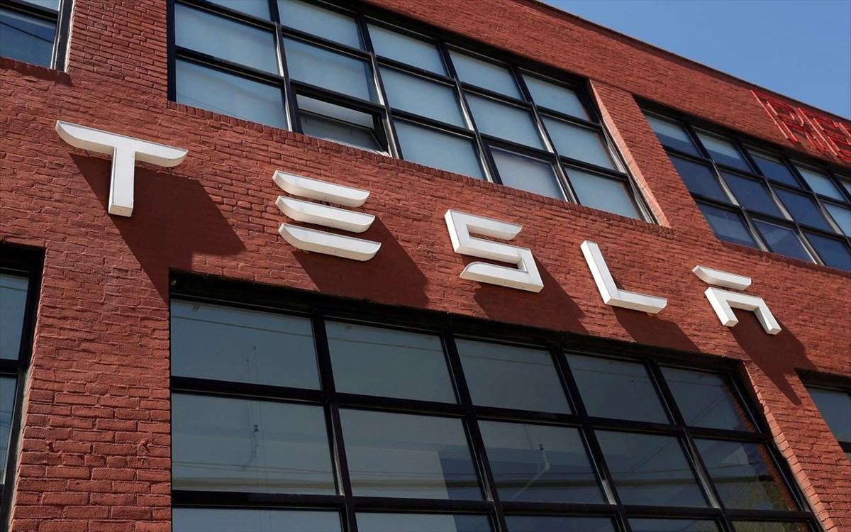 Tesla: Αντιμέτωπη με κατηγορίες στις ΗΠΑ για παραπλανητικές διαφημίσεις