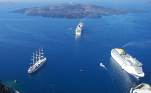Κρουαζιέρα: «Μπετόν αρμέ» προς ώρας το brand Σαντορίνη