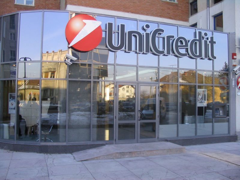 Κατακεραυνώνει τις ελληνικές τράπεζες η Unicredit