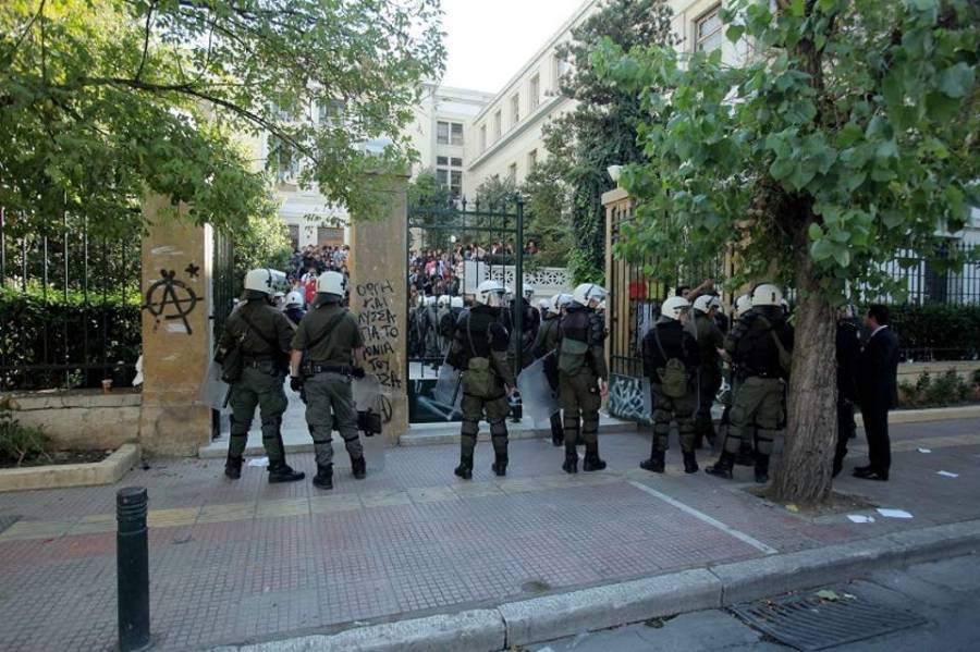 Ομάδα αγνώστων επιτέθηκε σε αστυνομικούς έξω από την ΑΣΟΕΕ