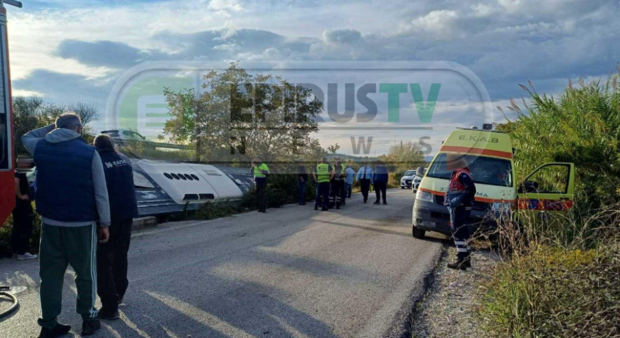 Άρτα: Εκτροπή λεωφορείου του Πολεμικού Ναυτικού με 25 επιβαίνοντες – Τραυματίστηκαν 11 σπουδαστές