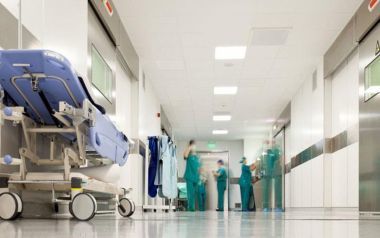 Δημόσια νοσοκομεία χωρίς κλιματισμό-Υποφέρουν οι ασθενείς