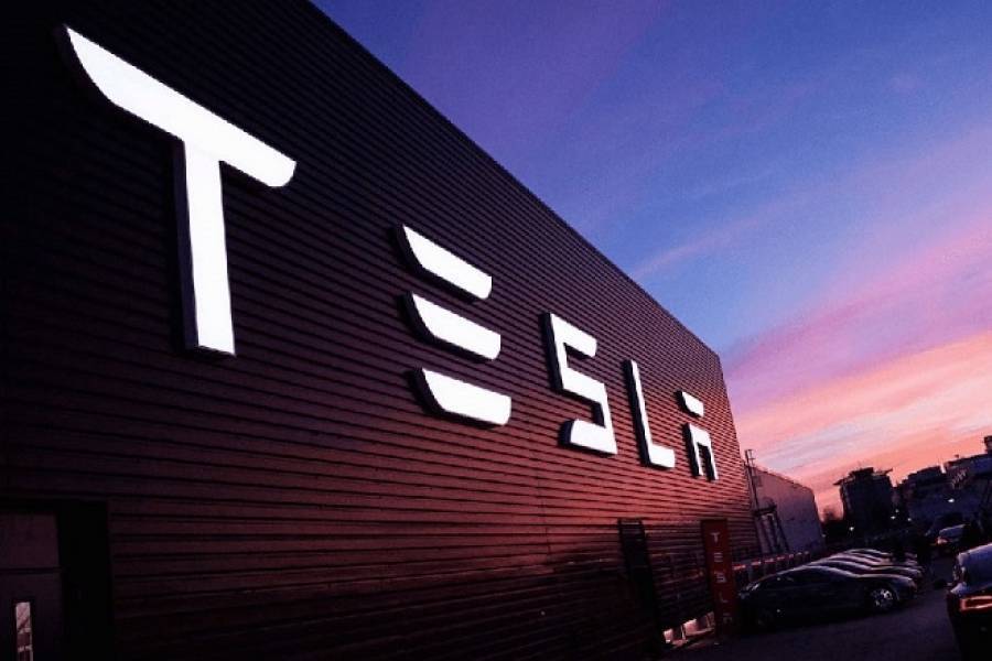 Ισχυρές απώλειες για Tesla στη «σκιά» αποτελεσμάτων β΄ τριμήνου