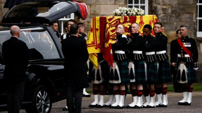 Στο Εδιμβούργο η νεκρική πομπή της Ελισάβετ-Η Σκωτία την αποχαιρετά