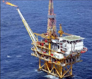 Η πτώση της τιμής του πετρελαίου δίνει ώθηση στην οικονομία της Ελλάδας, σύμφωνα με το Bloomberg