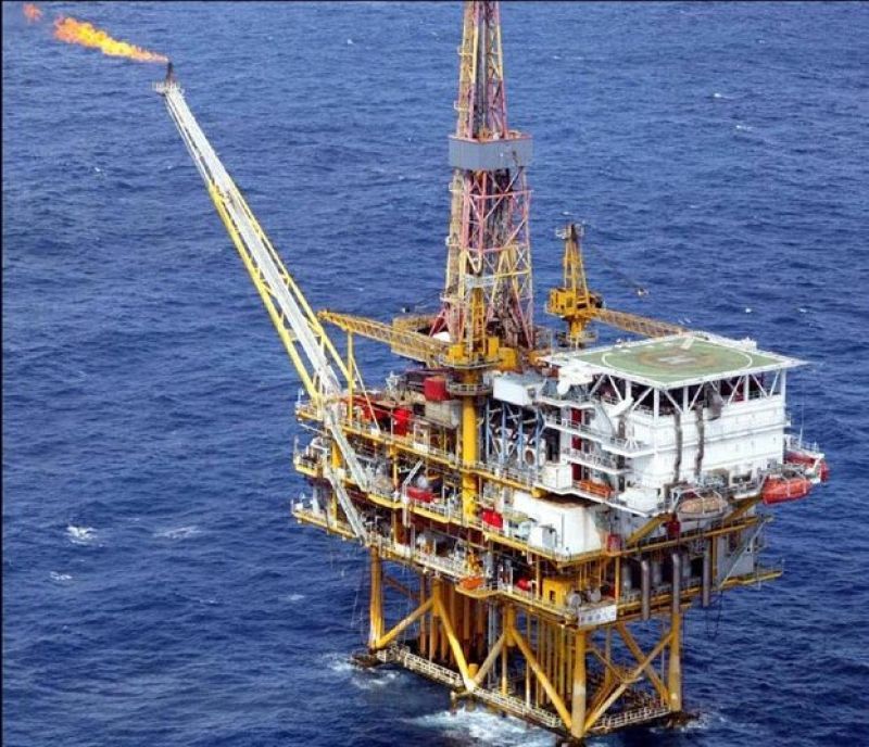Η πτώση της τιμής του πετρελαίου δίνει ώθηση στην οικονομία της Ελλάδας, σύμφωνα με το Bloomberg
