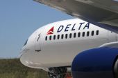 Delta Air Lines: Ανακοίνωσε «πάγωμα» δρομολογίων