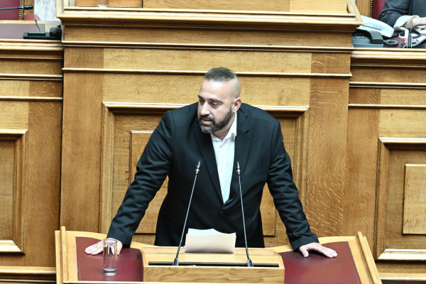 Ένταση στη Βουλή μετά την αναφορά Μανούσου ότι στηρίζει το κόμμα Κασιδιάρη