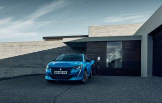 Το νέο PEUGEOT e-208 κερδίζει τον τίτλο του «Ηλεκτρικού Αυτοκινήτου της Χρονιάς»