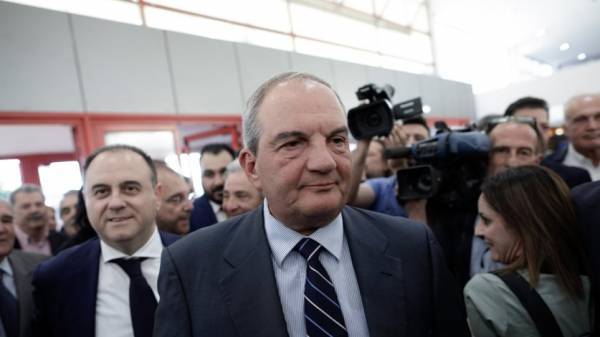 Επέστρεψε στη σιωπή ο Καραμανλής, αλλά έβγαλε selfie