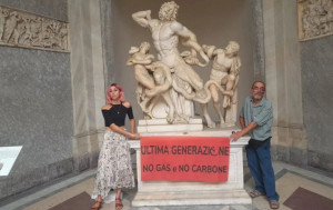 Βατικανό: Ιταλοί ακτιβιστές «κόλλησαν» στην βάση ενός αρχαιοελληνικού γλυπτού, για το περιβάλλον