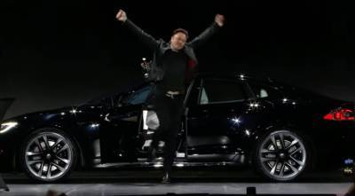 H Tesla μπαίνει στο...μάτι των Porsche-Mercedes με το νέο Model S