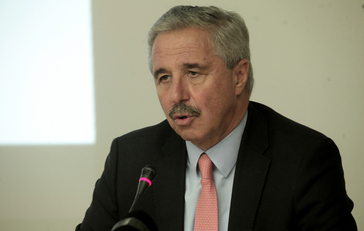 Μανιάτης: Μείωση του ΕΦΚ στα καύσιμα και φορολόγηση των υπερκερδών – «Κλειδί» η αποθήκευση ενέργειας