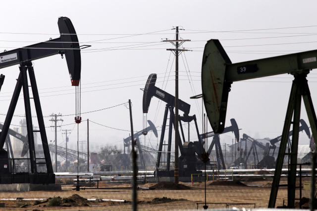 Υποχωρεί άνω του 2% το πετρέλαιο-Ανακούφιση για αποθέματα και ρωσο-ουκρανικό