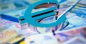 Bloomberg: Η απόδοση των 5ετών ελληνικών ομολόγων υποχώρησε στο 4,76%