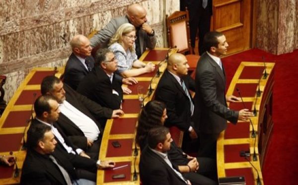 Και οι προφυλακισμένοι βουλευτές της ΧΑ στην ψηφοφορία για τον Πρόεδρο