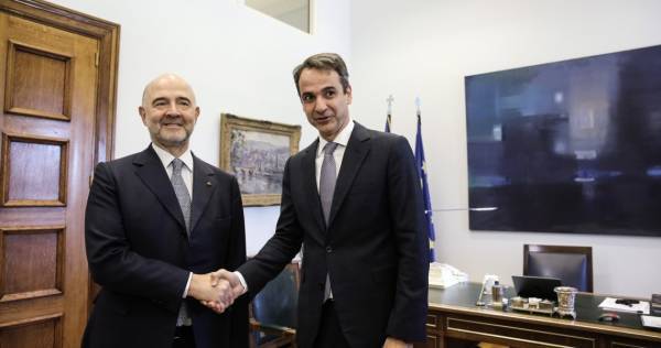Δημοσιονομική πολιτική και πρωτογενή πλεονάσματα στη συνάντηση Μητσοτάκη - Μοσκοβισί
