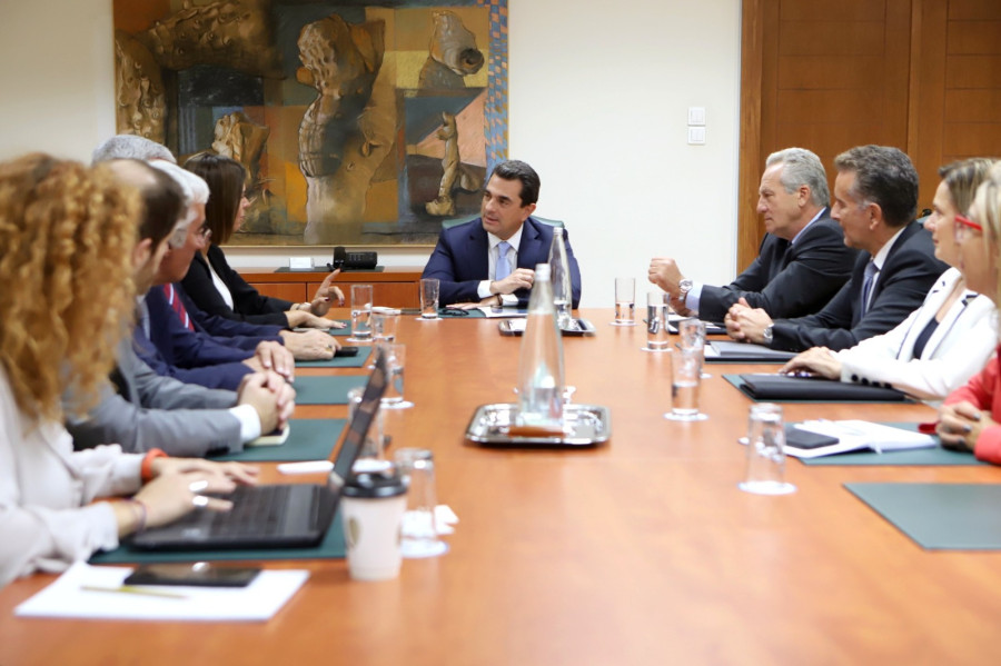 Σκρέκας: Ζήτησε μειώσεις τιμών από την ελληνική βιομηχανία τροφίμων