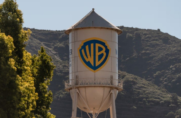 Warner Bros: Η πτώση της TV ίσως αλλάξει τα δεδομένα στη «μάχη» Netflix – Paramount