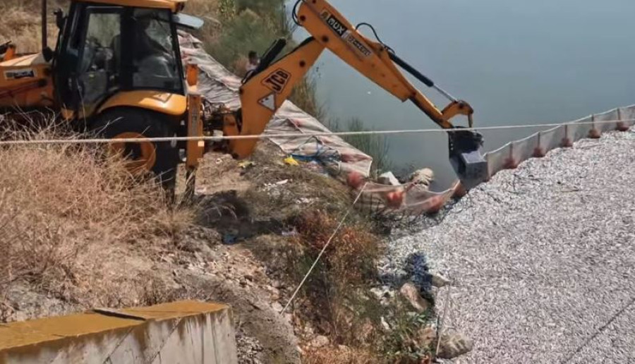 Λιμάνι Βόλου: Συνεχίζεται ο καθαρισμός από συνεργεία του ΟΛΒ