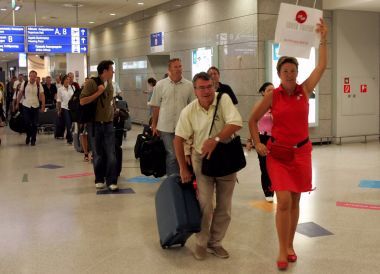 ΣΕΤΕ: Διψήφια ποσοστά ανόδου αφίξεων τουριστών στα αεροδρόμια της χώρας το '14 αλλά και "καμπανάκια" κινδύνου για την υπεραισιοδοξία στον κλάδο