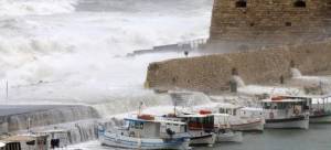 Προσέκρουσε στην προβλήτα του λιμανιού του Ηρακλείου το «Νήσος Ρόδος»
