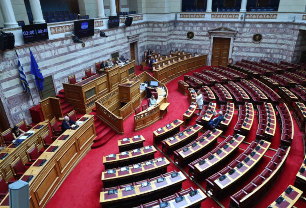 Βουλή: Στην Ολομέλεια το νέο βαθμολόγιο στο Δημόσιο – Αλλάζει η μοριοδότηση για τους προϊσταμένους