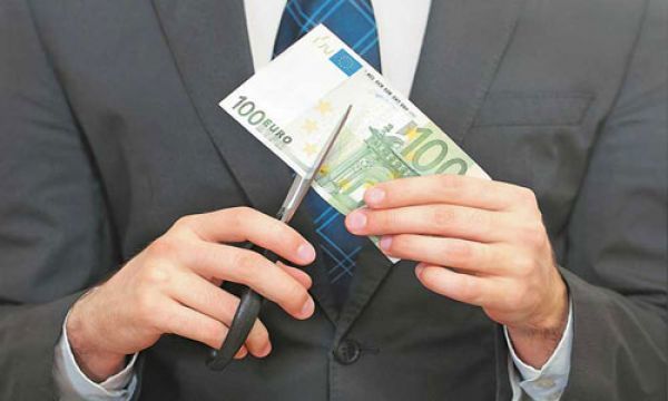 ΙΚΑ: Συνεχίστηκε και το 2013 η πτώση των μισθών στον ιδιωτικό τομέα