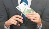 ΙΚΑ: Συνεχίστηκε και το 2013 η πτώση των μισθών στον ιδιωτικό τομέα