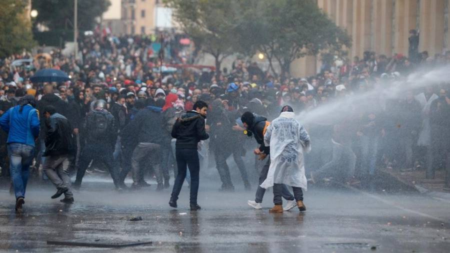Βίαιες συγκρούσεις μεταξύ αστυνομίας και διαδηλωτών στο Λίβανο