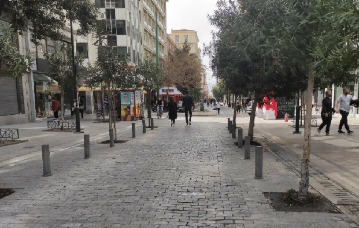 «Καμπανάκι» από το εμπορικό πεζοδρόμιο