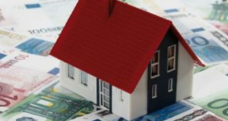 Ένα βήμα πίσω από την κυβέρνηση σε φόρο υπεραξίας και πρόστιμα λόγω σφοδρών αντιδράσεων