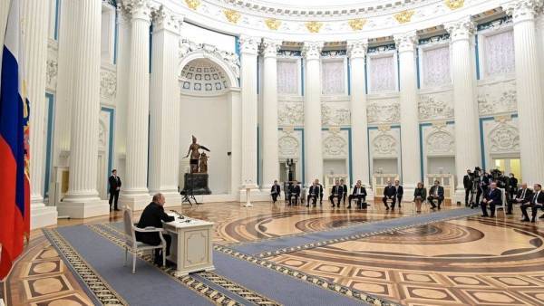Το Κρεμλίνο «φρενάρει» τις προσδοκίες συμφωνίας εκεχειρίας