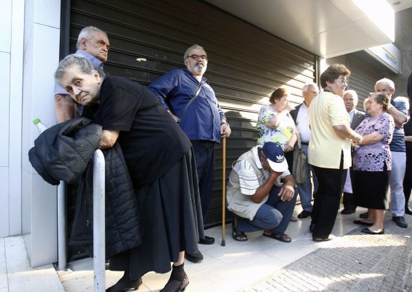 «Εφιάλτης» των συνταξιούχων μπροστά στα ΑΤΜ-Μειώθηκαν τα χρήματά τους