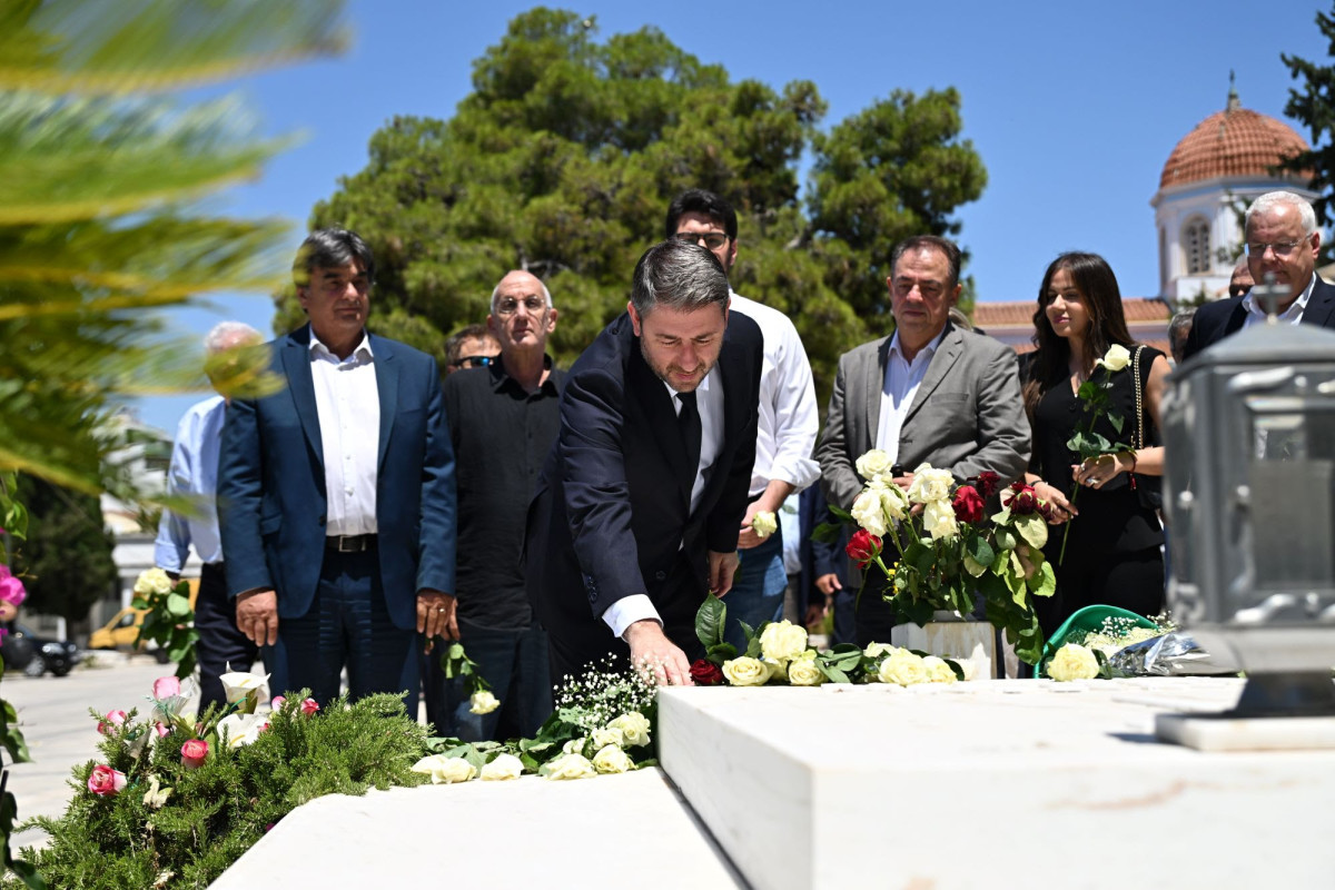 Φόρο τιμής στον Ανδρέα Παπανδρέου απέτισαν ο Πρόεδρος και οι βουλευτές του ΠΑΣΟΚ (photos)