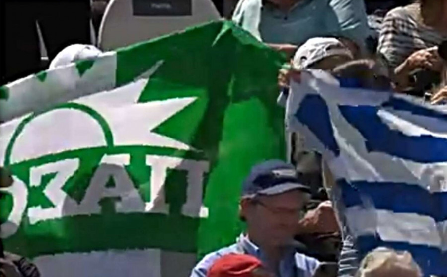 Οπαδοί του Τσιτσιπά πανηγυρίζουν την νίκη του με σημαία του ΠαΣοΚ!