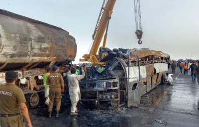 Πακιστάν: Τουλάχιστον 20 νεκροί από σύγκρουση λεωφορείου με βυτιοφόρο