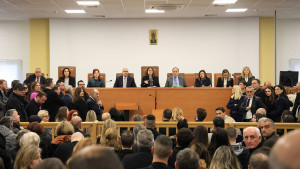 Δίκη Τεμπών - Φλωρίδης: Προτεραιότητα σε κατηγορούμενους και δικηγόρους - Αντιδράσεις από την αντιπολίτευση