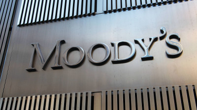 Ελληνικές τράπεζες: «Βροχή» αναβαθμίσεων από Moody’s και Fitch