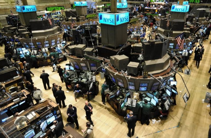 «Άλμα» άνω των 300 μονάδων για τον Dow Jones