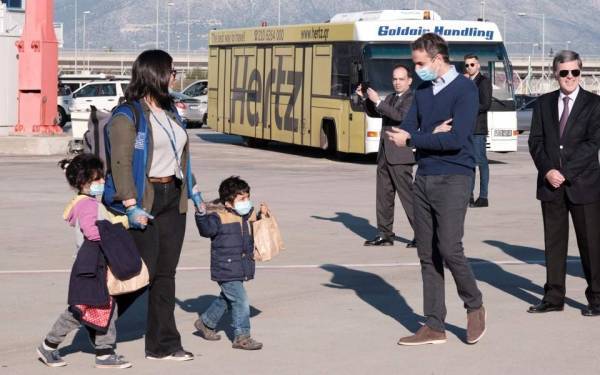 Αναχώρησαν για Γερμανία 50 ανήλικοι πρόσφυγες- Στο αεροδρόμιο ο πρωθυπουργός