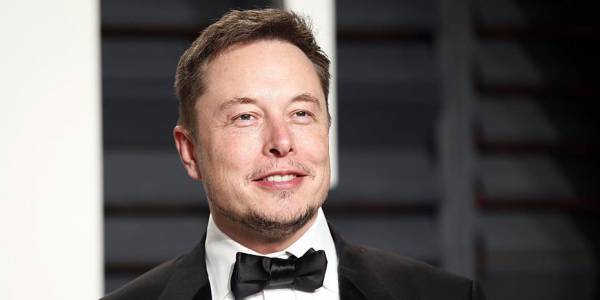 Ο Μασκ συνεχίζει να πουλά μετοχές της Tesla