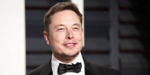 Ο Μασκ συνεχίζει να πουλά μετοχές της Tesla