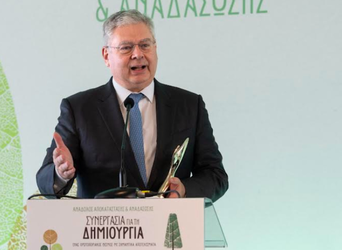 Βράβευση της HELLENiQ ENERGY για τη συνεισφορά της στο Περιβάλλον