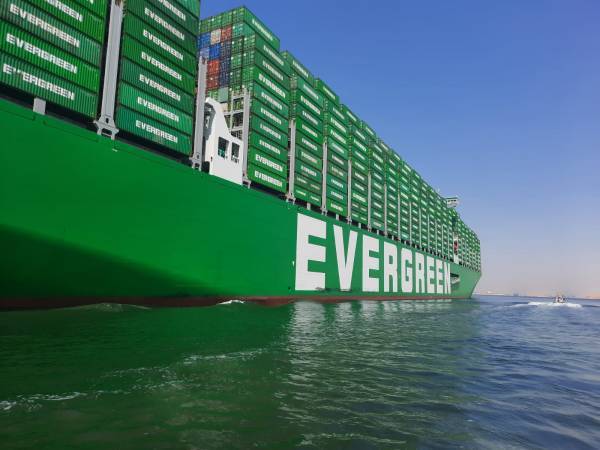 Το μεγαλύτερο πλοίο μεταφοράς εμπορευματοκιβωτίων στον κόσμο φτάνει στη Βρετανία