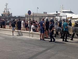 Ρόδος: Οκτώ συλλήψεις για παραβίαση του αντιρατσιστικού νόμου σε συγκέντρωση κατά Ισραηλινών τουριστών