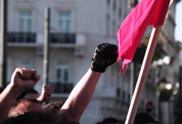 Δύο τραυματίες αστυνομικοί από επίθεση αντιεξουσιαστών σε Α.Τ. στο Κουκάκι