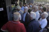 Μεγάλες ουρές και σήμερα έξω από τις τράπεζες