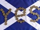 Τραπεζίτες καθησυχάζουν αλλά και εφοδιάζουν με μετρητά τα ATMs στη Σκωτία